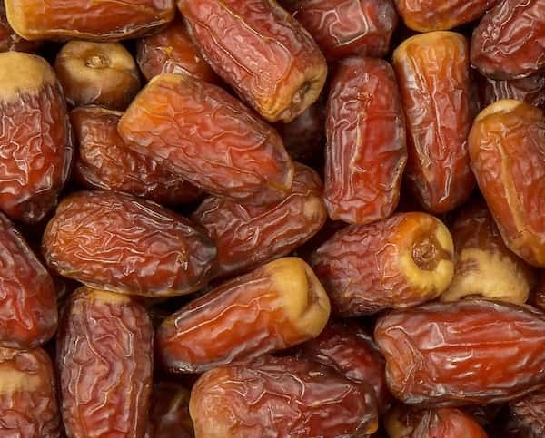 تصویر 3 از خرما زاهدی عسلی با بافت نرم و رنگ طلایی جذاب